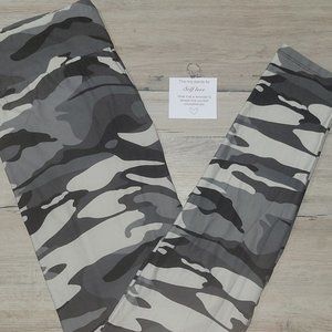 BLACK GREY CAMO BUTTERY SOFT LEGGINGS!